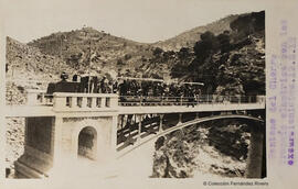 Ardales (Málaga), viaducto de los Albercones atravesado por un tranvía eléctrico cargado de turistas. Fotógrafo desconocido.