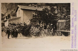 El Chorro (Álora, Málaga), estación del ferrocarril con un grupo de excursionistas. Fotógrafo desconocido.