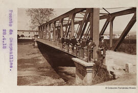 Campanillas (Málaga), puente de hierro sobre el río Campanillas con un grupo de excursionistas. Fotógrafo desconocido.