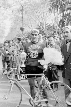 Vicente Iturat Gil recoge el premio en la VI Vuelta Ciclista a Andalucía. Etapa Málaga. Febrero, ...