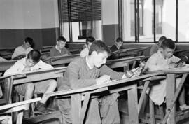Alumnos en la Escuela de Formación Profesional Francisco Franco. Agosto de 1953. Málaga, España.
