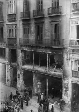 Calle Larios, efectos de la guerra civil española. Hacia 1937. Málaga, España.