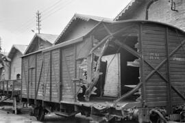 Dos vagones del ferrocarril destrozados en la RENFE. Enero de 1954. Málaga. España.