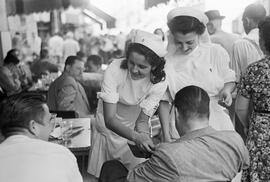 Cuestación pro campaña “Lucha Antituberculosa”. Calle Larios. Década de 1940. Málaga, España.