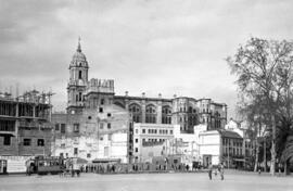 Acera de la Marina y Cortina del Muelle, vista parcial. Al fondo la Catedral. Hacia 1954. Málaga,...