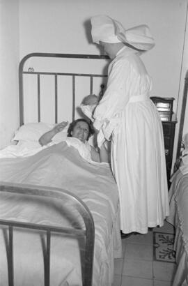 Sanatorio 18 de Julio. Atendiendo a los enfermos. Septiembre de 1956. Málaga, España-04