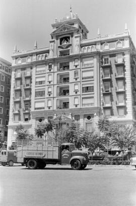 Plaza de la Marina. Camión de Cerveza Victoria. Agosto de 1960. Málaga, España.