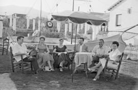 Grupo de personas en los jardines del Hotel Costa del Sol en Torremolinos. Julio de 1954. Málaga ...