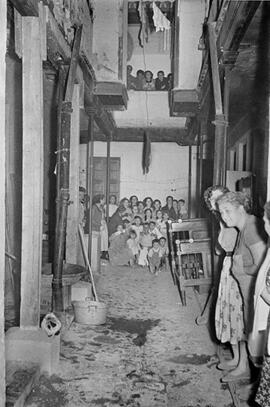 Casa corralón. Octubre de 1954. Málaga, España.
