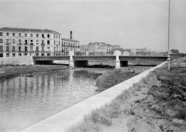 Río Guadalmedina, puente del Carmen. Hacia 1940. Málaga, España.