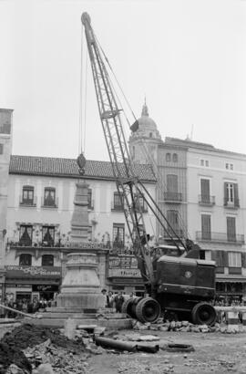 Plaza de la Constitución. Febrero de 1960. Desmontando el Sonajero. Málaga, España.