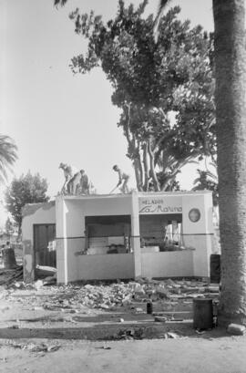 Plaza de la Marina. Demolición del quiosco La Marina. Septiembre de 1963. Málaga, España.