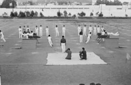 Alumnos haciendo deporte en la Escuela de Formación Profesional Francisco Franco. Mayo de 1963. M...
