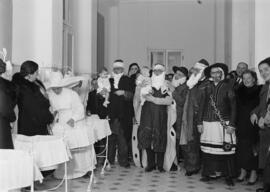 Papá Noel (tres) visitan a los niños del Hospital Civil. Hacia 1933. Málaga, España.
