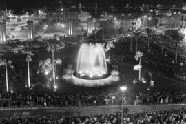 Plaza de la Marina y puerto.  Inauguración de la iluminación de la fuente. Enero de 1964. Málaga,...