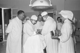 Sanatorio 18 de Julio. Atendiendo a los enfermos. Septiembre de 1956. Málaga, España-09