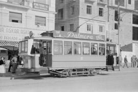 Tranvía en la plaza de la Marina. 1954, noviembre. Construcción del edificio de la Caja de Ahorro...