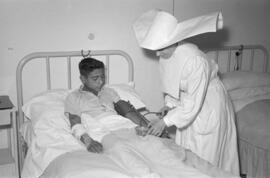 Sanatorio 18 de Julio. Atendiendo a los enfermos. Septiembre de 1956. Málaga, España-05