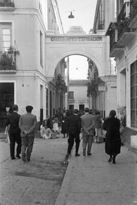 Calle Pavía, calle Arco y plaza de San Pedro. Barrio de El Perchel. Hacia 1950. Málaga, España.