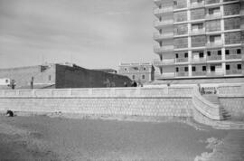 Playa de la Malagueta. Edificios en obras. Obras. Febrero de 1964. Málaga, España.