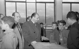 Visita a la Escuela de Formación Profesional Francisco Franco de  José Solís Ruiz, ministro-secre...