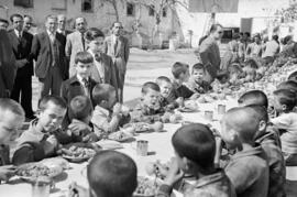 Comida a los niños en el Hogar de Fátima por el Gobernador y sus hijos. Marzo de 1954. Málaga, ...
