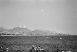 Playas de la Malagueta. Espectáculo de saltos de paracaidistas. Agosto de 1960. Málaga, España