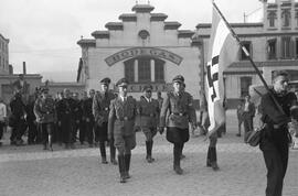 Mandos de las Juventudes Hitlerianas a la cabeza de la formación. 1941. Málaga, España.