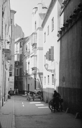 Calle Salinas. Al fondo Bodegas Moguer. Agosto de 1954. Málaga. España.