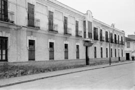 Escuela de Peritos Industriales en calle la Regente. Fachada. Abril de 1956. Málaga (España).