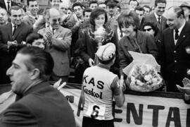 Entrega de trofeo al ganador de la X Vuelta Ciclista a Andalucía, Antonio Barrutia.Febrero de 196...