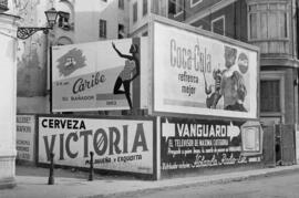 Vallas de publicidad. Cortina del Muelle esquina con Charlie Rivel. Abril de 1963. Málaga, España.