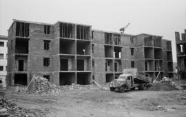 Construcción de edificios de viviendas en Ciudad Jardín. Barriada Virgen del Carmen. Enero de 196...