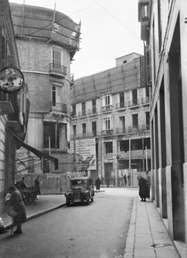Calle Larios desde calle Salinas. Hacia 1940-41. Edificios incendiados. Málaga, España.
