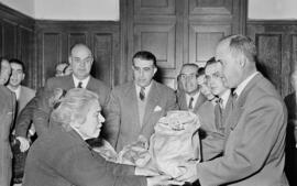 Entrega de bolsas norteamericanas con productos alimenticios en el Gobierno Civil. Enero de 1954....