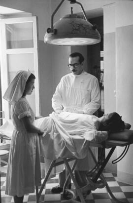 Sanatorio 18 de Julio. Atendiendo a los enfermos. Hacia 1943. Málaga, España-01