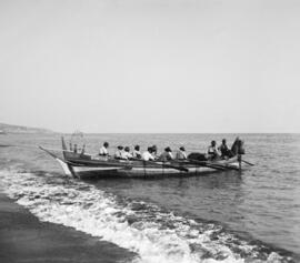 Jábega Lª 3ª - 1429 preparada para calar la red  en la playa de Pedregalejo. 1912. Málaga. España...