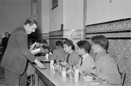 Entrega de regalos de la empresa Nestlé a los niños del colegio de El Palo. Enero de 1954. Málaga...