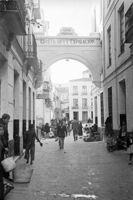 Calle Pavía y plaza de San Pedro. Barrio de El Perchel. Hacia 1950. Málaga, España.