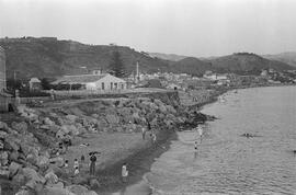 Playa de la Malagueta. En primer término restos de la plataforma de la batería de San Nicolás. Ha...