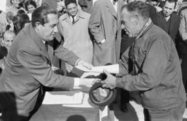 El Palo. Entrega de viviendas. 27 de diciembre de 1954. Asiste el gobernador civil, Luis Julve Ce...