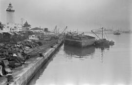 Junta de desguaces. Barcos en el Puerto de Málaga. Febrero de 1954. Málaga. España.