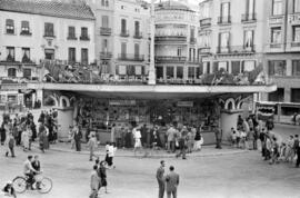 Tómbola de la caridad en la Plaza de la Constitución. Diciembre de 1954. Málaga. España.