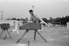 Alumnos haciendo deporte en la Escuela de Formación Profesional Francisco Franco. Mayo de 1963. M...