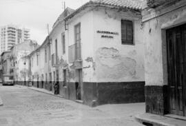 Calle Malpica,  barrio de El Perchel. 1974, febrero. Embocadura de calle Angosta del Carmen y cal...