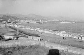 Playas de San Andrés. Paso del tren. Octubre de 1954. Málaga, España.