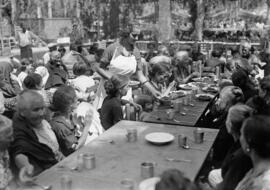 Feria en Martiricos. Comida ofrecida por la Gran Peña a necesitados. Hacia 1940. Málaga, España.