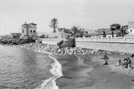 Playa de la Malagueta. Vista hacia la Farola. Febrero de 1964. Málaga, España.