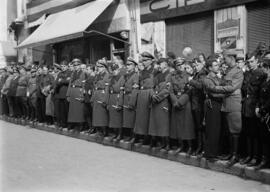 Mandos militares alemanes e italianos en calle Larios a la espera de un desfile de falangistas. H...