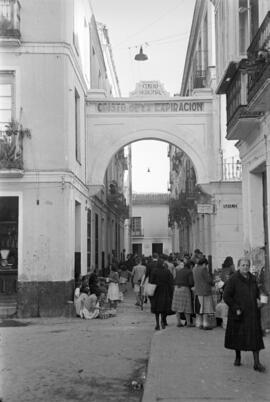 Calle Pavía, calle Arco y plaza de San Pedro. Barrio de El Perchel. Hacia 1950. Málaga, España.